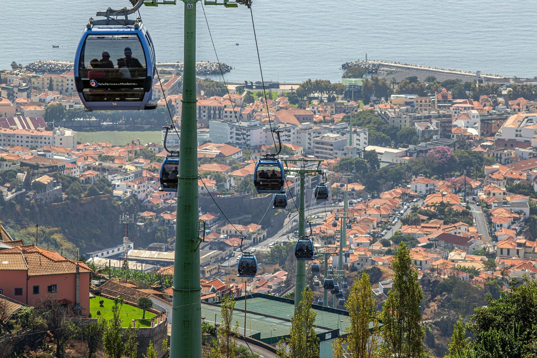 Teleférico do Funchal ao Monte, sobre os telhados da cidade