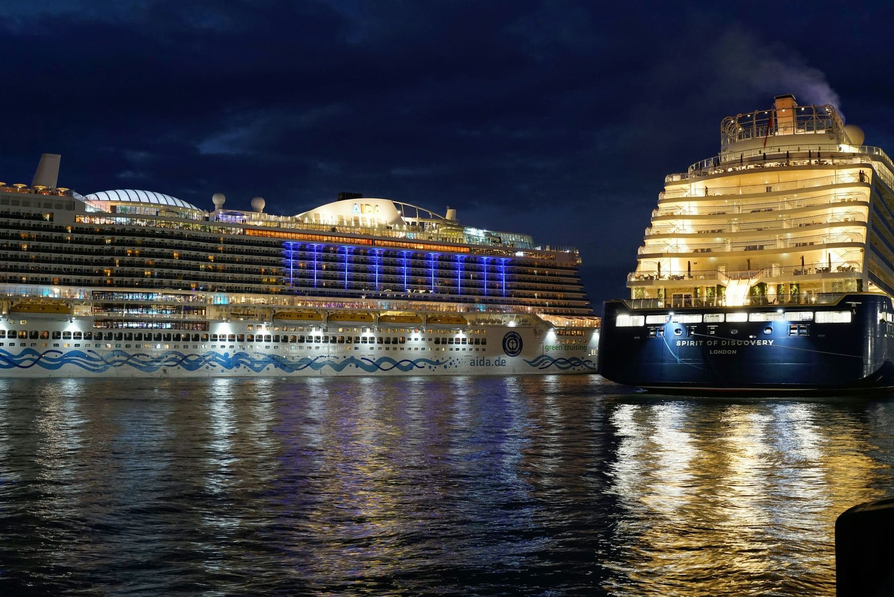 Navios de cruzeiro iluminados no porto do Funchal à noite