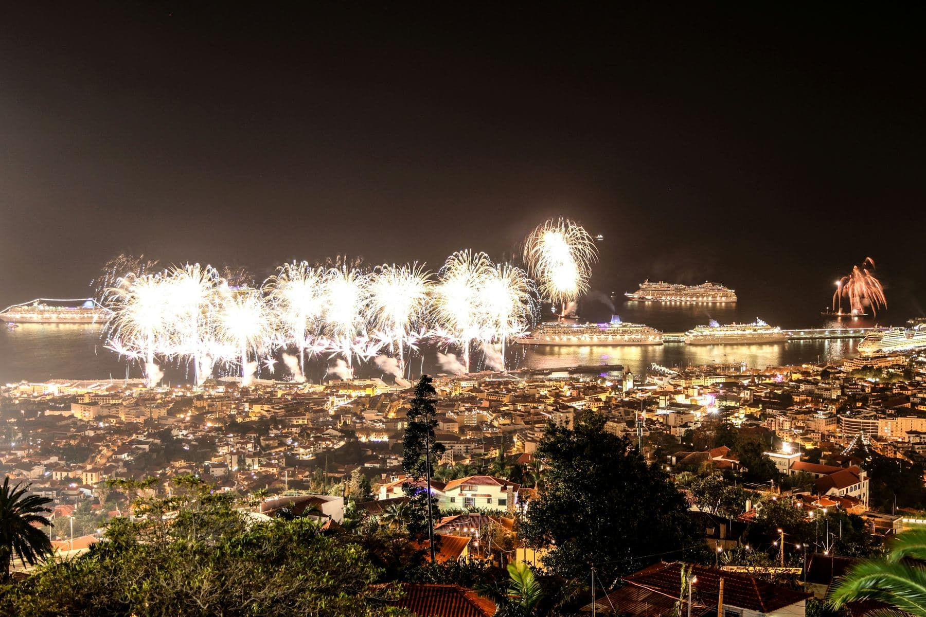 Fogo de artifício de Fim de Ano visto do alto do Funchal