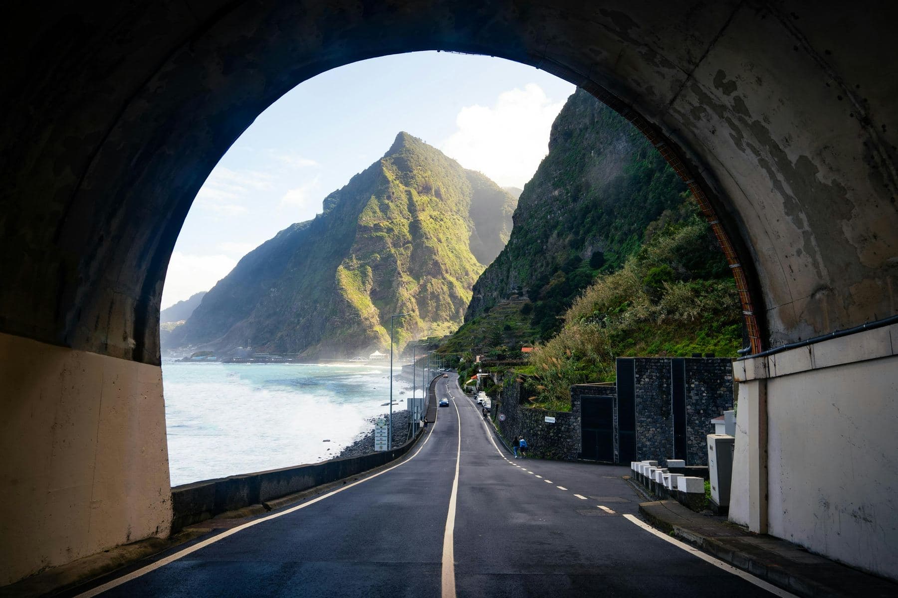 Estrada da costa norte à saída de um túnel