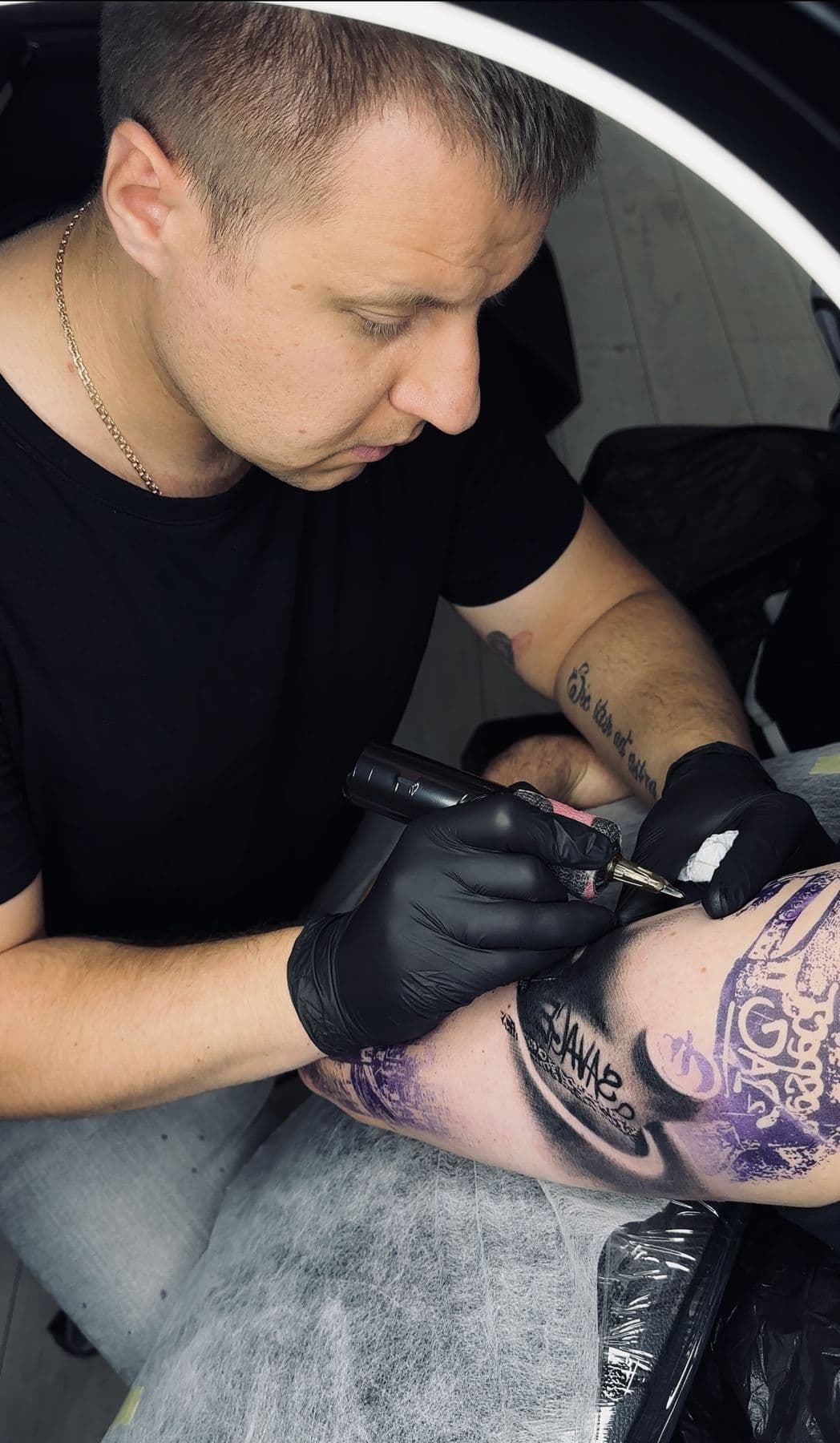 Yuri Astra a tatuar
